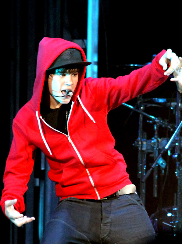 Justin Bieber is Rich Rich Rich!! Makes over 300,000 per show